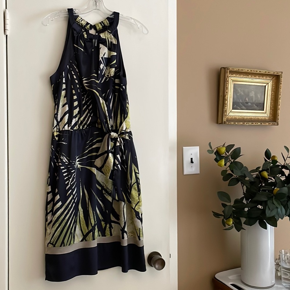 Tahari Sleeveless polyester dress. Size 10.